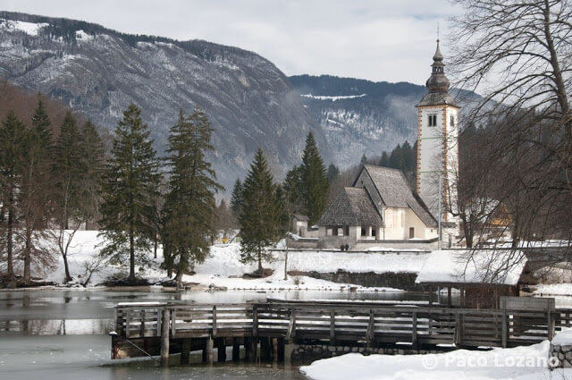 Iglesia junto al lago Bohinj