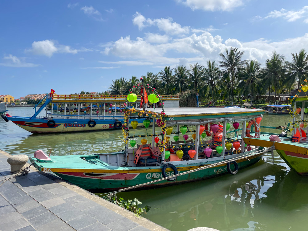 Barcos de paseo en el río Thu Bon