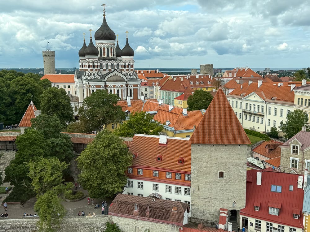 Las murallas y la catedral de Tallin vistas desde el mirador de San Nicolás
