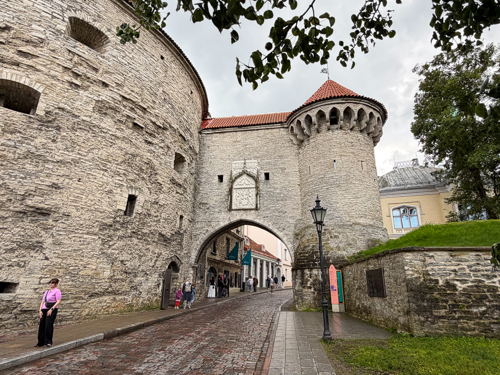La puerta Rannuvärav y Margarita la Gorda, final de la ruta por Tallin