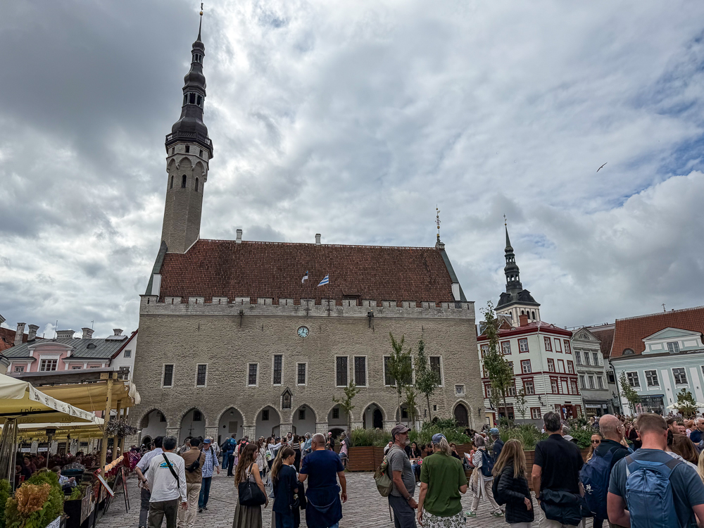 Plaza del Ayuntamiento, inicio de la ruta por Tallin