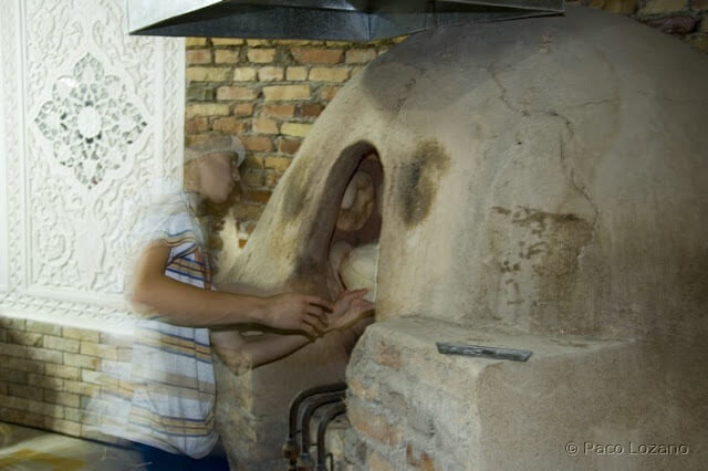 Metiendo el pan en el horno en Samarcanda