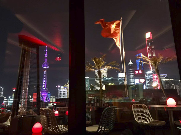 Bar sin clientes frente a Pudong
