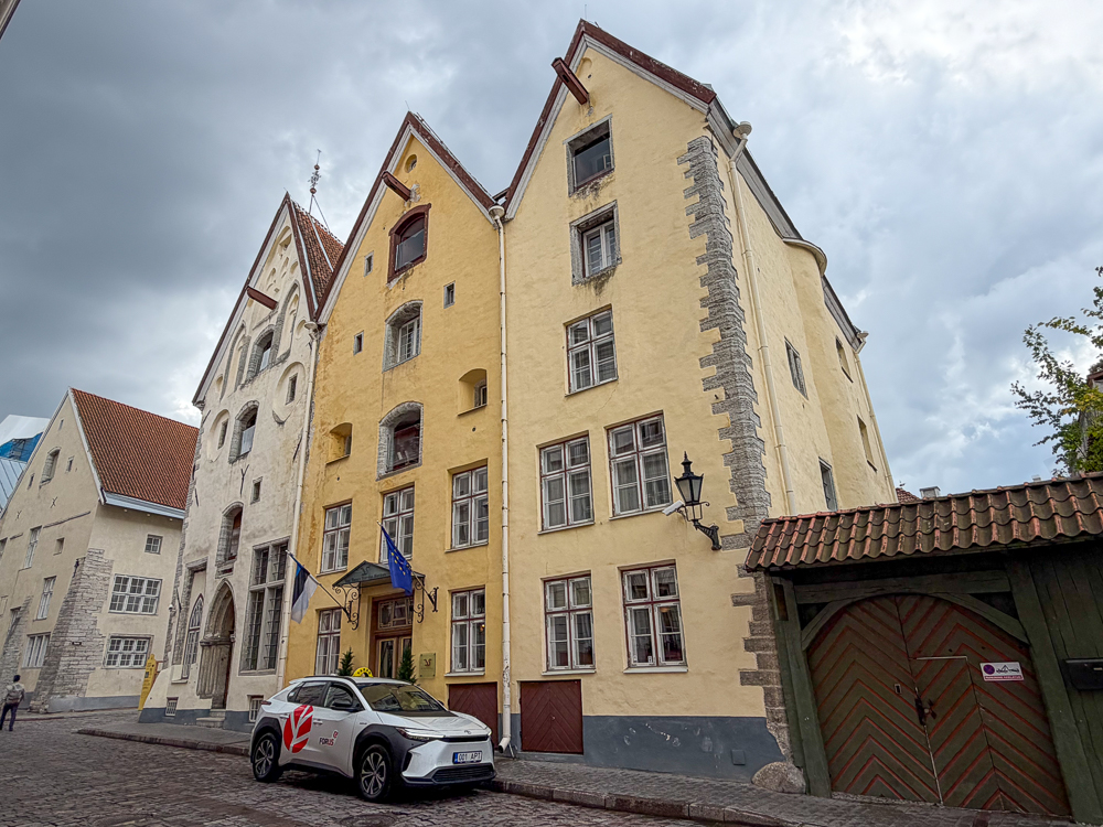 Las Tres Hermanas, Tallin