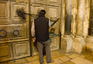 Luego, el musulmán introduce la escalera a través de una trampilla que hay en la puerta. 