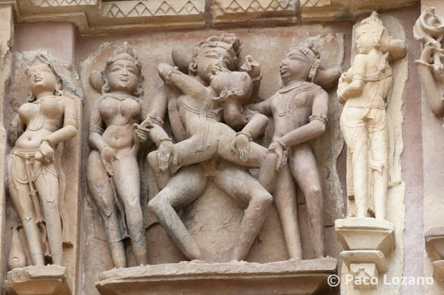 Escena erótica en un templo de Khajuraho